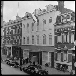 THO-1941 Vlaggen wapperen bij de opening van een nieuw wijkgebouw in het Oude Noorden aan de 1e Pijnackerstraat.