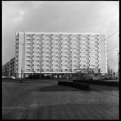 THO-1949 Flatgebouw aan het Stadhoudersplein. Links de Bergselaan, rechts de Stadhoudersweg.