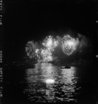 THO-1961 Bij het afscheid van prins Philip en koningin Elizabeth wordt op het Charloisse Hoofd vuurwerk ontstoken. De ...