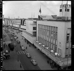 THO-1975 Overzicht over de Binnenweg, gezien vanaf het dak van het Rotterdamsch Nieuwsblad. Rechts de winkel van ...
