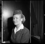THO-1987 Een vrouw in uniform, mogelijk een stewardess.