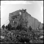 THO-1993 Belangstellenden bekijken de omgevallen vuurleidingstoren die deel uitmaakte van de Atlantik Wall. De toren op ...
