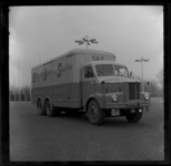 THO-2037 Een vrachtwagen van sneldienst Van der Schuyt, Van der Boom en Stanfries (SBS) staat aan de Glashaven.