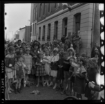 THO-2038 Tijdens koninginnedag staan kinderen bij clubhuis Jeugdhaven aan de Mauritsstraat. Sommige kinderen zijn verkleed.