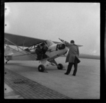 THO-2071 Tijdens een opleiding voor piloten starten deelnemers een sportvliegtuig op het terrein van vliegveld Zestienhoven.