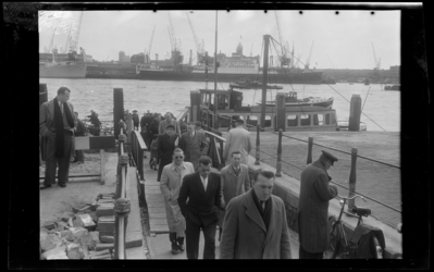 THO-259 Werknemers komen vanaf de veerboot aan wal bij de Veerdam. Op de achtergrond de Nieuwe Maas en de ...