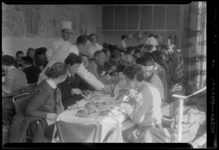 THO-268 Een groep van Engelse leerlingen eet broodjes in de kantine van de HEMA aan het Beursplein.
