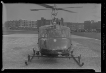 THO-285 Een helikopter staat met piloot en en twee wielrenners op het Heliport terrein aan de Katshoek. De wielrenners ...