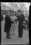THO-296 Koningin Juliana en K.P. van der Mandele ontvangen koning Gustaaf VI Adolf van Zweden op het Westplein. De ...