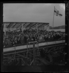 THO-3055 Vanaf een tribune juicht het publiek bij de tewaterlating van de Mersey Lloyd op de scheepswerf van C. van der ...
