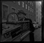 THO-3111 Een man met een hoed loopt met een bakkerskar door de Botersloot. Op de kar staat en mand.