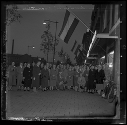 THO-3113 Groep vrouwen uit de Krimpenerwaard poseert op de Slaak tijdens een excursie naar Rotterdam. Rechts op de ...