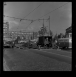 THO-3151 Mannen werken aan de tramrails op het Mathenesserplein terwijl het verkeer voorbij rijdt. Op de achtergrond ...