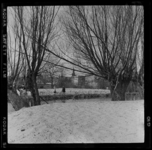 THO-3173-1 Kinderen lopen langs de Strekkade. In de weilanden ligt sneeuw, langs de kade staan knotwilgen. Op de ...