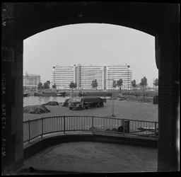 THO-3173 Het Dijkzigt Ziekenhuis gezien vanuit de Machinistenschool aan de Willem Buytewechstraat. Links de Coolhaven.