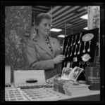 THO-3199 Mevrouw Spaan verkoopt diverse artikelen voor de Vereniging voor Dierbescherming. Haar stand staat in verband ...