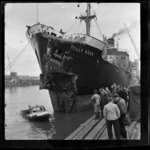 THO-3264 Het Duitse schip 'Tilly Böge' komt aan in de Lekhaven. Na een aanvaring met de tanker 'North Monarch' is de ...