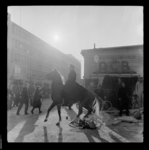 THO-3286 Een politie te paard vertrapt een fiets. Jongeren zijn bij het stadhuis om te demonstreren en wethouder Van ...