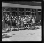 THO-3338 Kinderen staan met vlaggetjes bij de ingang van de Spaarbank aan de Mijnsherenlaan. Mogelijk in verband met ...