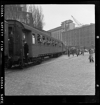THO-3371 Vijfhonderd Hongaarse vluchtelingen komen met een trein aan bij de embarkatieloods op de Lloydkade. Ze zijn ...