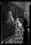 THO-34 Juffrouw J. Siljee maakt in een klaslokaal van openbare school 'De Korf' een tekening op het schoolbord. Wegens ...