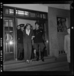 THO-3530 Hans Gruijters, alias de Zwarte Ruiter , wordt weggevoerd door de Rijkspolitie bij het hoofdbureau van politie ...