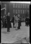 THO-373 Koningin Juliana en prins Bernhard staan op de Wytemaweg voor de opening van de manifestatie E '55. Hoofdingang ...