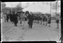 THO-374 Koningin Juliana en prins Bernhard lopen begeleid door ir. J.W. Ernste (algemeen voorzitter van de manifestatie ...
