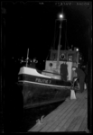 THO-39 Een agent maakt trossen los van politieboot 'Politie 7'. De boot ligt aan de kade van de Parkhaven bij de ...