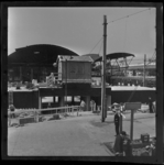 THO-396 Bouwvakkers werken aan het nieuwe Centraal Station. Links op de achtergrond de overkapping van het oude station ...
