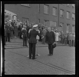 THO-437 K.P. van der Mandele en de commandant van het Korps Mariniers, H.O. Romswinckel bij de overdracht van ...