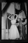 THO-45 In de coulissen van het Luxor Theater aan de Kruiskade wordt een danseres geholpen met haar jurk voordat ze het ...