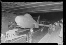 THO-455 Tijdens het vervoer van de Merwehaven naar vliegveld Ypenburg past de ingepakte Amerikaanse Thunderstreak ...