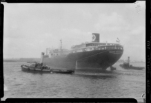 THO-459 Twee stoomslepers begeleiden het zeeschip Caltrex Rotterdam op het Scheur. Links de sleper Drydock II.