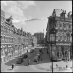 THO-520 Overzicht over de Saftlevenstraat, gezien vanaf de Nieuwe Binnenweg. Rechts op de hoek een winkel van G.W.L. ...