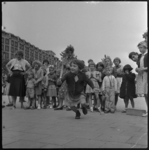THO-526 Kinderen spelen in de speeltuin aan de Diergaardesingel. Op de achtergrond links het Groothandelsgebouw aan de ...
