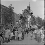 THO-529 Kinderen staan in de rij voor een glijbaan in de speeltuin aan de Diergaardesingel. Op de achtergrond links het ...