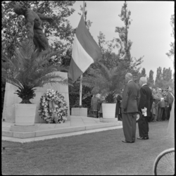 THO-531 Tijdens dodenherdenking staan twee mannen met afgenomen hoed bij het monument van 'De Vallende Man' voor de ...