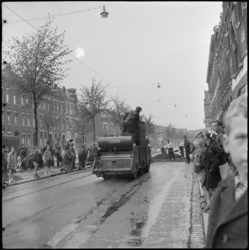 THO-540 Bouwvakkers asfalteren de Claes de Vrieselaan. Aan weerszijden kijken kinderen toe. Op de voorgrond een wals, ...