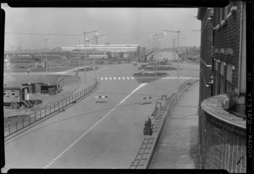 THO-552 Afzetting van de Rodenrijsestraat ter hoogte van de Delfgaauwstraat in de richting van het Rozenviaduct. Links ...