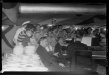 THO-560 Aan boord van de Britse onderzeeër Adament luisteren kinderen naar een pianist. De kinderen zijn afkomstig uit ...
