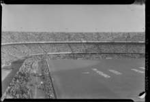 THO-584 In een uitverkocht Stadion Feijenoord luisteren mensen naar de Amerikaanse evangelist Billy Graham. Op het veld ...