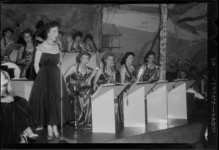 THO-585 Het damesorkest Gracie Cole's All Girl Band treedt op in zaal l'Ambassadeur (dancing, nachtclub, cabaret, bar) ...