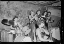 THO-586 Het damesorkest Gracie Cole's All Girl Band treedt op in zaal l'Ambassadeur (dancing, nachtclub, cabaret, bar) ...