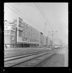 THO-6 Woonblokken met winkels op de eerste etage aan de Mariniersweg richting Goudsesingel. Links de Hoogstraat en ...