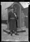 THO-60 In de sneeuw staat een marinier op wacht bij de ingang van de Marinierskazerne aan het Toepad. Uit een serie ...
