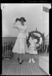 THO-608 Mannequin met kind tijdens een modeshow op rondvaartboot Erasmus van Spido aan het Willemsplein. Op de ...