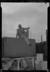 THO-609 Man in pak en met gasmasker klimt over een obstakel tijdens een oefening voor vrijwilligers van de Rotterdamse ...