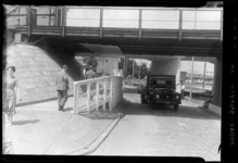 THO-653 Een vrachtwagen rijdt onder een viaduct door. Het viaduct gaat over de Schiekade ter hoogte van het Hofplein.