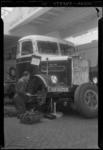 THO-724 Een monteur vervangt een wiel van een M.A.N. Diesel vrachtwagen. M.A.N. In Kraaijenbrink's Automobiel- en ...
